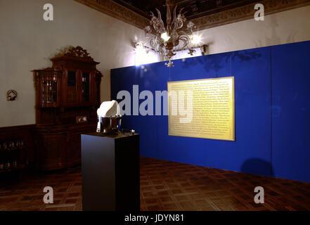 Im Diaspora-Pavillon am Palazzo Pisani S Marina in Venedig sind die ausgestellten Werke von 19 Künstlern, insbesondere eine Reihe von Fotografien aus den feuchten Collodio des Fotografen, die Khadija Saye am 14. Juni 2017 auf dem Scheiterhaufen des Grenfell Tower in London gestorben. Die Künstler, die in der Diaspora-Pavillon vorhanden sind: Larry Achiampong | Barby Asante | Douglas Camp Douglas Libita Clayton | Kimathi Donkor | Michael Forbes | Ellen Gallagher | Nicola Green | Joy Gregory | Isaac Julien | Dave Lewis | HEW Locke | Susan Pui San Lok | Paul Maheke | Khadija Saye | Yinka Shonibare MBE | Erika Tan | Barbara Walker | Stockfoto