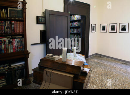 Im Diaspora-Pavillon am Palazzo Pisani S Marina in Venedig sind die ausgestellten Werke von 19 Künstlern, insbesondere eine Reihe von Fotografien aus den feuchten Collodio des Fotografen, die Khadija Saye am 14. Juni 2017 auf dem Scheiterhaufen des Grenfell Tower in London gestorben. Die Künstler, die in der Diaspora-Pavillon vorhanden sind: Larry Achiampong | Barby Asante | Douglas Camp Douglas Libita Clayton | Kimathi Donkor | Michael Forbes | Ellen Gallagher | Nicola Green | Joy Gregory | Isaac Julien | Dave Lewis | HEW Locke | Susan Pui San Lok | Paul Maheke | Khadija Saye | Yinka Shonibare MBE | Erika Tan | Barbara Walker | Stockfoto