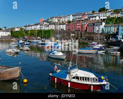 Der malerische Hafen mit seinen Booten in Brixham, Torbay, Devon, England, Großbritannien Stockfoto