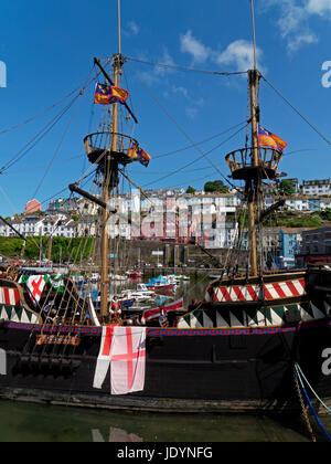 Die Golden Hind, ein Nachbau des Tudor Schiff, das von Sir Francis Drake, Hafen von Brixham, Torbay, Devon, England, Großbritannien verwendet wurde. Stockfoto