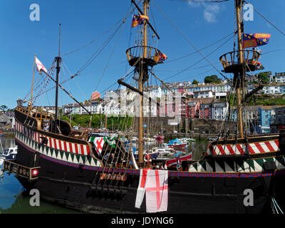 Die Golden Hind, ein Nachbau des Tudor Schiff, das von Sir Francis Drake, Hafen von Brixham, Torbay, Devon, England, Großbritannien verwendet wurde. Stockfoto