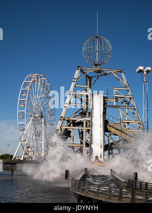 Die Log-Wildwasserbahn trifft das Wasser bei The Pleasure Beach in Great Yarmouth mit großen Ferris Wheel darüber hinaus, Great Yarmouth, Norfolk, England, UK Stockfoto