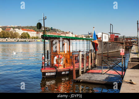 Prag - 30. APRIL: Fähre "Brehous" im Hafen warten für seine Passagiere am 30. April 2017 in Prag. Stockfoto