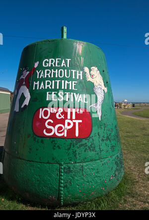 Dekorierte ehemalige große Boje, Werbung The Great Yarmouth Maritime Festival, in der Nähe der Strandpromenade, Great Yarmouth, Norfolk, England, UK Stockfoto