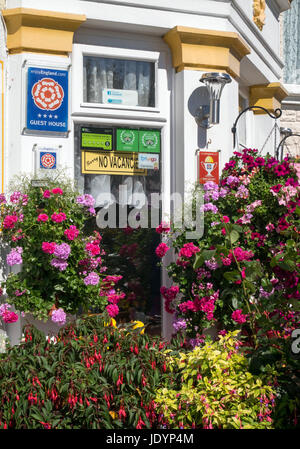 Akkreditiert und bunt Blumen geschmückten Guest House mit keine freien Stellen zu unterzeichnen, in Great Yarmouth, Norfolk, England, UK Stockfoto