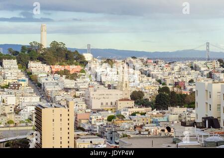 Coit Tower, aka der Lillian Coit Memorial Tower auf dem Telegraph Hill Viertel von San Francisco, California, Vereinigte Staaten von Amerika. Ein Blick auf die Flutted weißen Turm von Lombard Street. Stockfoto