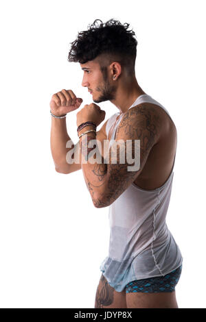 Hübscher sportlicher junger Mann in einer Box-Pose. Seitenansicht. Isoliert auf weiss Stockfoto