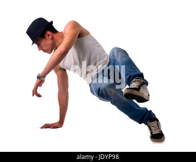 Sportlich trendigen jungen Mann in einen Hut dabei eine Breakdance-Routine Quirlen und munter seinen Fuß in der Luft während Balancieren auf einer Hand, isoliert auf weiss Stockfoto