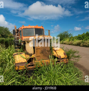 Verlassenen LKW durch alte Zuckerfabrik in Koloa Kauai Stockfoto