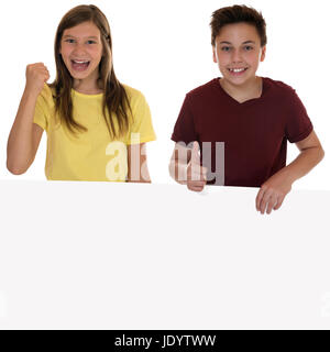 Lachende Kinder Mit Leerem Plakat Und Textfreiraum Zeigen Daumen Hoch, Isoliert Vor Einem Weissen Hintergrund Stockfoto