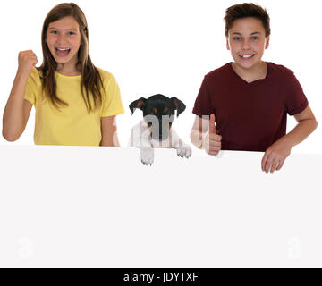 Lachende Kinder Mit Leerem Plakat, Textfreiraum Und Hund, Isoliert Vor Einem Weissen Hintergrund Stockfoto