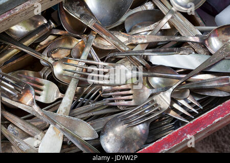 Unübersichtlich Küchenschublade gefüllt mit einem verwirrenden Durcheinander von Besteck. horizontale. Stockfoto