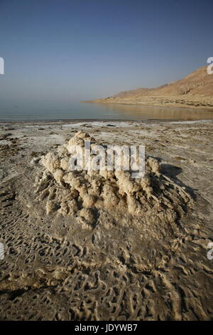 Die Küste mit Natursalz des Todes Meer ordentlich Dorf Mazraa in Jordanien im Nahen Osten. Stockfoto