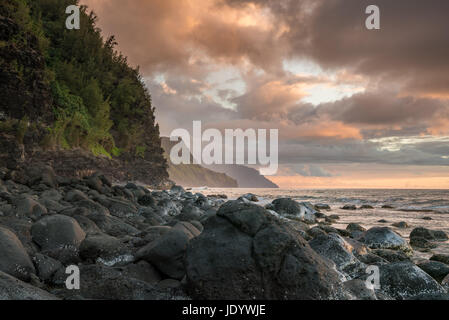 Sonnenuntergang an Na Pali Küste vom Ke'e Strand Stockfoto