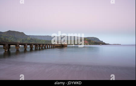 Morgendämmerung und Sonnenaufgang in Hanalei Bay und Pier auf Kauai, Hawaii Stockfoto