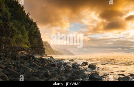 Sonnenuntergang an Na Pali Küste vom Ke'e Strand Stockfoto