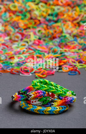 Regenbogenfarbenen loom Armband Gummibänder Mode Stockfoto