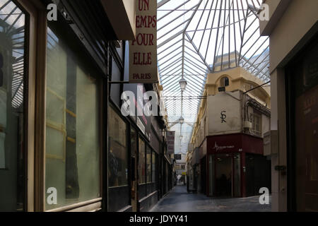 Paris, Frankreich-17. Juni 2017: The Passage du Caire ist die älteste überdachte Passage in Paris. Im Sentier Bezirk gelegen, ist es fast vollständig widmen Stockfoto