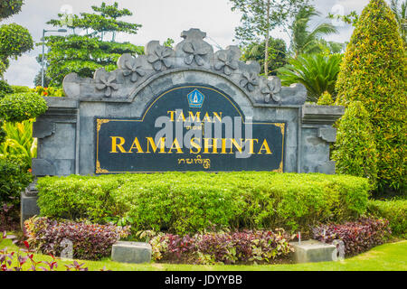 BALI, Indonesien - 8. März 2017: Informative Zeichen auf Stein Abot Telajakan Jalan Dan Taman Rama Sinta Statue im terminal Mengwitani, befindet sich in Denpas Stockfoto