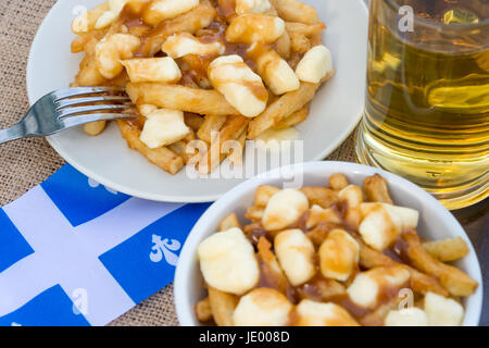 Klassische quebec Poutine mit Pommes frites, Soße, und Quark Stockfoto