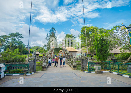 Menschen zu Fuß innerhalb der Tempel des Mengwi Reiches befindet sich in Mengwi, Sehenswürdigkeiten in Bali, Indonesien Badung Regentschaft, die berühmt ist. Stockfoto