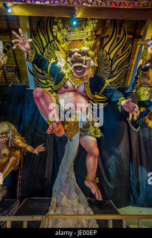 BALI, Indonesien - 8. März 2017: Impresive handgemachte Struktur, gebaut für die Ngrupuk-Parade, auf die auch der Nyepi stattfindet Ogoh-Ogoh-statue Stockfoto