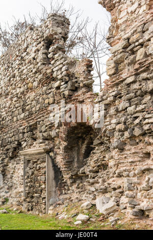 Überreste der berühmten antiken Mauern von Konstantinopel in Istanbul Stockfoto
