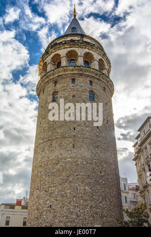 Galata-Turm genannt Christea Turris (Turm von Christus in lateinischer Sprache) ist eine mittelalterliche Steinturm in Galata-Viertel von Istanbul, Türkei, und eines der markantesten Wahrzeichen der Stadt. Stockfoto