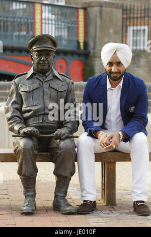 Thetford, Norfolk UK. 21. Juni 2017. Star des Films The Black Prince Satinder Sartaaj sitzt neben der Statue von Papas Armee Charakter Captain Mainwaring in Thetford, Riverside, in der Nähe von The Light Cinema Experience wo eine Private Besichtigung der The Black Prince Film organisiert wurde von örtlichen Hotelbesitzer Gez Chetal. Bildnachweis: Keith Mindham/Alamy Live-Nachrichten Stockfoto