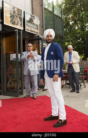 Thetford, Norfolk UK. 21. Juni 2017. Stern von The Black Prince Film Satinder Sartaaj an eine Vernissage des Films auf der Licht-Kino-Erlebnis, Thetford, Norfolk, Großbritannien, durch den Eigentümer des Hôtel Thomas Paine, Gez Chetal organisiert. Bildnachweis: Keith Mindham/Alamy Live-Nachrichten Stockfoto