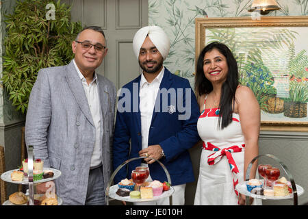 Thetford, Norfolk UK. 21. Juni 2017. Star von The Black Prince Film Satinder Sartaaj mit Besitzer Thomas Paine, Thetford, Gez Chetal und seiner Frau Rosie vor der Vernissage des Films organisiert auf der Licht-Kino-Erlebnis. Bildnachweis: Keith Mindham/Alamy Live-Nachrichten Stockfoto