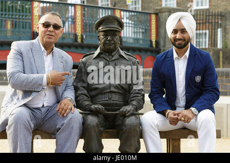 Thetford, Norfolk UK. 21. Juni 2017. Star des Films The Black Prince Satinder Sartaaj sitzt mit der Statue des Papas Armee Charakter Captain Mainwaring und Besitzer von Thetford Thomas Paine Hotel Gez Chetal, die privat organisiert, von Anzeigen die bald erscheinende Film, bei der Licht-Kino-Erlebnis in Thetford. Bildnachweis: Keith Mindham/Alamy Live-Nachrichten Stockfoto