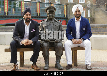 Thetford, Norfolk UK. 21. Juni 2017. Star des Films The Black Prince Satinder Sartaaj sitzt mit der Statue des Papas Armee Charakter Captain Mainwaring und Historiker und Schriftsteller Peter Bance an Thetford-Fluss, wo eine Vernissage des Films an die Licht-Kino-Erlebnis von örtlichen Hotelbesitzer Gez Chetal organisiert wurde. Bildnachweis: Keith Mindham/Alamy Live-Nachrichten Stockfoto