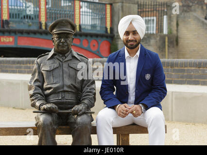 Thetford, Norfolk UK. 21. Juni 2017. Star des Films The Black Prince Satinder Sartaaj sitzt neben der Statue von Papas Armee Charakter Captain Mainwaring in Thetford, Riverside, in der Nähe von The Light Cinema Experience wo eine Private Besichtigung der The Black Prince Film organisiert wurde von örtlichen Hotelbesitzer Gez Chetal. Bildnachweis: Keith Mindham/Alamy Live-Nachrichten Stockfoto