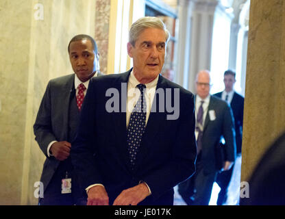 Washington, USA. 21. Juni 2017. Special Counsel Robert Mueller fährt nach seinem hinter verschlossenen Türen treffen mit Top Mitglieder der Ausschuss des US-Senats für die Justiz in Washington, DC auf Mittwoch, 21. Juni 2017 Kapitol der Vereinigten Staaten. Das Treffen war um sicherzustellen, dass Müllers Untersuchung nicht in Konflikt mit uns Haus und US-Senat Ausschüsse, die russische Beteiligung an der 2016 Präsidentenkampagne und mögliche Absprachen mit der Trumpf-Kampagne zu untersuchen. Bildnachweis: MediaPunch Inc/Alamy Live-Nachrichten Stockfoto