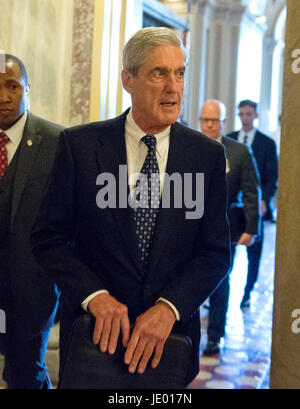 Washington, USA. 21. Juni 2017. Special Counsel Robert Mueller fährt nach seinem hinter verschlossenen Türen treffen mit Top Mitglieder der Ausschuss des US-Senats für die Justiz in Washington, DC auf Mittwoch, 21. Juni 2017 Kapitol der Vereinigten Staaten. Das Treffen war um sicherzustellen, dass Müllers Untersuchung nicht in Konflikt mit uns Haus und US-Senat Ausschüsse, die russische Beteiligung an der 2016 Präsidentenkampagne und mögliche Absprachen mit der Trumpf-Kampagne zu untersuchen. Bildnachweis: MediaPunch Inc/Alamy Live-Nachrichten Stockfoto