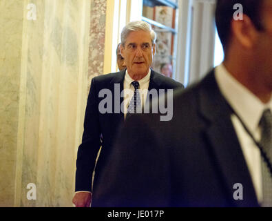 Washington, USA. 21. Juni 2017. Special Counsel Robert Mueller fährt nach seinem hinter verschlossenen Türen treffen mit Top Mitglieder der Ausschuss des US-Senats für die Justiz in Washington, DC auf Mittwoch, 21. Juni 2017 Kapitol der Vereinigten Staaten. Das Treffen war um sicherzustellen, dass Müllers Untersuchung nicht in Konflikt mit uns Haus und US-Senat Ausschüsse, die russische Beteiligung an der 2016 Präsidentenkampagne und mögliche Absprachen mit der Trumpf-Kampagne zu untersuchen. Bildnachweis: MediaPunch Inc/Alamy Live-Nachrichten Stockfoto