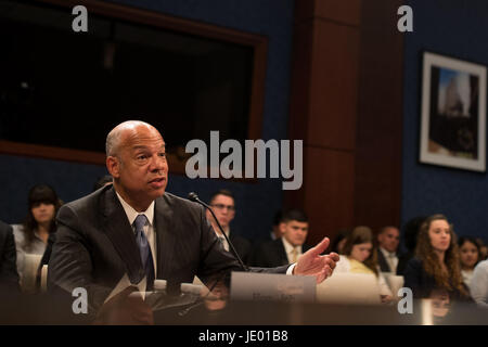 Washington, USA. 21. Juni 2017. Ehemalige US Homeland Security Secretary Jeh Johnson bezeugt vor Haus Intelligence Committee-Taskforce als Teil Russlands Untersuchung auf dem Capitol Hill in Washington, DC, USA, am 21. Juni 2017. Bildnachweis: Ting Shen/Xinhua/Alamy Live-Nachrichten Stockfoto