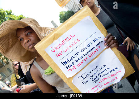 London, UK. 21. Juni 2017. . "Tag des Zorns" protestieren nach dem Brand im Grenfell House, West London. Eine Frau hält einen selbstgemachten Schild mit der Aufschrift "Grenfell Fahrlässigkeit" Credit: Jenny Matthews/Alamy Live News Stockfoto