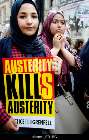 London, UK. 21. Juni 2017. Tag der Wut Protest nach dem Brand im Grenfell House, West London. Eine Frau hält ein Plakat die "Sparpolitik ist tödlich" sagt. Bildnachweis: Jenny Matthews/Alamy Live-Nachrichten Stockfoto