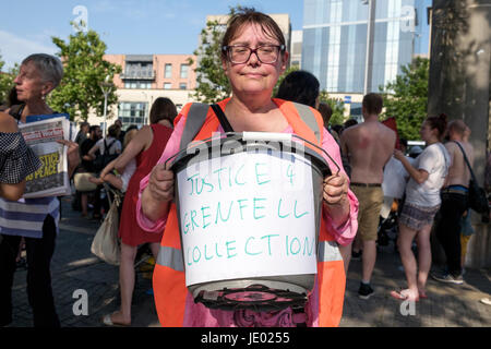 Bristol, UK, 21. Juni 2017. Eine Frau hält ein Sammlung Eimer um Spenden für die Grenfell Bewohner vor dem Start der Sparmaßnahmen tötet abgebildet ist, Gerechtigkeit für Grenfell Protestmarsch. Die Demonstration wurde von der Bristol Menschen organisiert Montage- und Eichel Gemeinschaft Union, die sagen, dass der Protest soll Bristolians in eine sehr sichtbare Solidarität mit den Opfern des Feuers Grenfell zu vereinen. Die Veranstalter bewusst gehalten den Protest am 21. Juni zeitgleich mit den neu angesetzten "Thronrede" im Parlament. Bildnachweis: Lynchpics/Alamy Live-Nachrichten Stockfoto