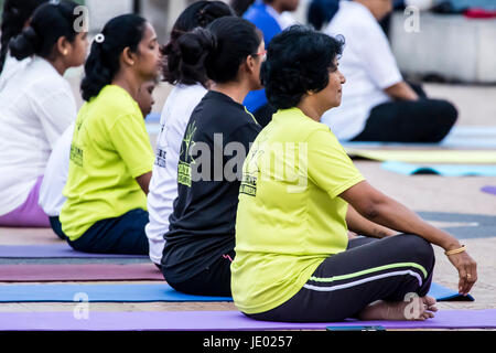 Kuala Lumpur, Malaysia. 21. Juni 2017. Verschiedene Yoga-Gesellschaften statt einer öffentlichen Yoga-Sitzung am Platz der Unabhängigkeit (Dataran Merdeka) am internationalen Yoga Tag 2017 in Kuala Lumpur. Eine große Anzahl von Schülerinnen und Schüler nahmen an der Yoga-Sitzung. © Danny Chan/Alamy Live-Nachrichten. Stockfoto