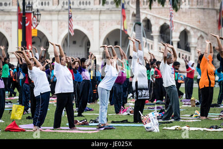 Kuala Lumpur, Malaysia. 21. Juni 2017. Verschiedene Yoga-Gesellschaften statt einer öffentlichen Yoga-Sitzung am Platz der Unabhängigkeit (Dataran Merdeka) am internationalen Yoga Tag 2017 in Kuala Lumpur. Eine große Anzahl von Schülerinnen und Schüler nahmen an der Yoga-Sitzung. © Danny Chan/Alamy Live-Nachrichten. Stockfoto