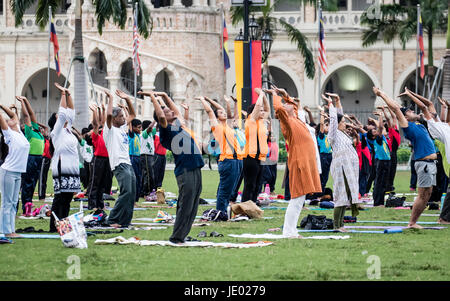 Kuala Lumpur, Malaysia. 21. Juni 2017. Verschiedene Yoga-Gesellschaften statt einer öffentlichen Yoga-Sitzung am Platz der Unabhängigkeit (Dataran Merdeka) am internationalen Yoga Tag 2017 in Kuala Lumpur. Eine große Anzahl von Schülerinnen und Schüler nahmen an der Yoga-Sitzung. © Danny Chan/Alamy Live-Nachrichten. Stockfoto