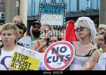 Bristol, UK, 21. Juni 2017. Demonstranten mit Plakaten sind abgebildet, wie sie vor Teilnahme an eine strenge tötet, Gerechtigkeit für Grenfell Protestmarsch reden hören. Die Demonstration wurde von der Bristol Menschen organisiert Montage- und Eichel Gemeinschaft Union, die sagen, dass der Protest soll Bristolians in eine sehr sichtbare Solidarität mit den Opfern des Feuers Grenfell zu vereinen. Die Veranstalter bewusst gehalten den Protest am 21. Juni zeitgleich mit den neu angesetzten "Thronrede" im Parlament. Bildnachweis: Lynchpics/Alamy Live-Nachrichten Stockfoto