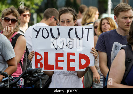 Bristol, UK, 21. Juni 2017. Demonstranten mit Plakaten sind abgebildet, wie sie vor Teilnahme an eine strenge tötet, Gerechtigkeit für Grenfell Protestmarsch reden hören. Die Demonstration wurde von der Bristol Menschen organisiert Montage- und Eichel Gemeinschaft Union, die sagen, dass der Protest soll Bristolians in eine sehr sichtbare Solidarität mit den Opfern des Feuers Grenfell zu vereinen. Die Veranstalter bewusst gehalten den Protest am 21. Juni zeitgleich mit den neu angesetzten "Thronrede" im Parlament. Bildnachweis: Lynchpics/Alamy Live-Nachrichten Stockfoto