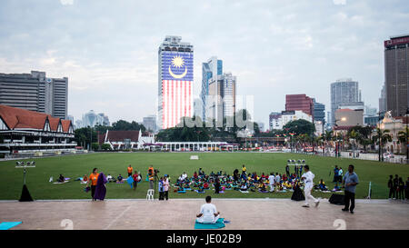 Kuala Lumpur, Malaysia. 21. Juni 2017. Verschiedene Yoga-Gesellschaften statt einer öffentlichen Yoga-Sitzung am Platz der Unabhängigkeit (Dataran Merdeka) am internationalen Yoga Tag 2017 in Kuala Lumpur. Eine große Anzahl von Schülerinnen und Schüler nahmen an der Yoga-Sitzung. © Danny Chan/Alamy Live-Nachrichten. Stockfoto