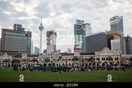 Kuala Lumpur, Malaysia. 21. Juni 2017. Internatinal Yoga Tag 2017 statt am Platz der Unabhängigkeit (Dataran Merdeka) in Kuala Lumpur. Eine große Anzahl von Schülerinnen und Schüler nahmen an der Yoga-Sitzung. KL Tower und Sultan Abdul Samad Gebäude im Hintergrund. © Danny Chan/Alamy Live-Nachrichten. Stockfoto