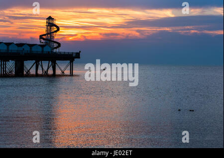 Kent, UK. 21. Juni 2017. Großbritannien Wetter. Der längste Tag des Jahres endet mit einem wunderschönen Sonnenuntergang in Herne Bay, Kent. Das Bild zeigt die Helter Skelter befindet sich am Ende des Piers. Bildnachweis: Paul Martin/Alamy Live-Nachrichten Stockfoto