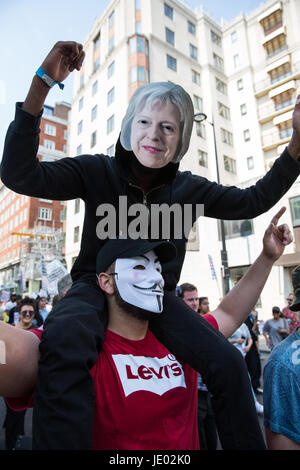 London, UK. 21. Juni 2017. Ein Demonstrant maskiert als Premierminister Theresa May unter Aktivisten von Bewegung für Gerechtigkeit durch irgendwelche Mittel notwendig halten einen "Tag des Zorns" März von Shepherds Bush Green, Parliament Square, um Gerechtigkeit zu fordern für die betroffenen durch das Feuer im Grenfell Turm und einen Wechsel der Regierung am Tag der Rede der Königin im Parlament fordern. Bildnachweis: Mark Kerrison/Alamy Live-Nachrichten Stockfoto